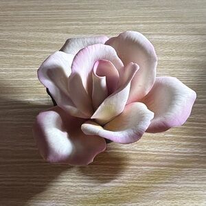 Elegant Pink and Cream Rose Decor